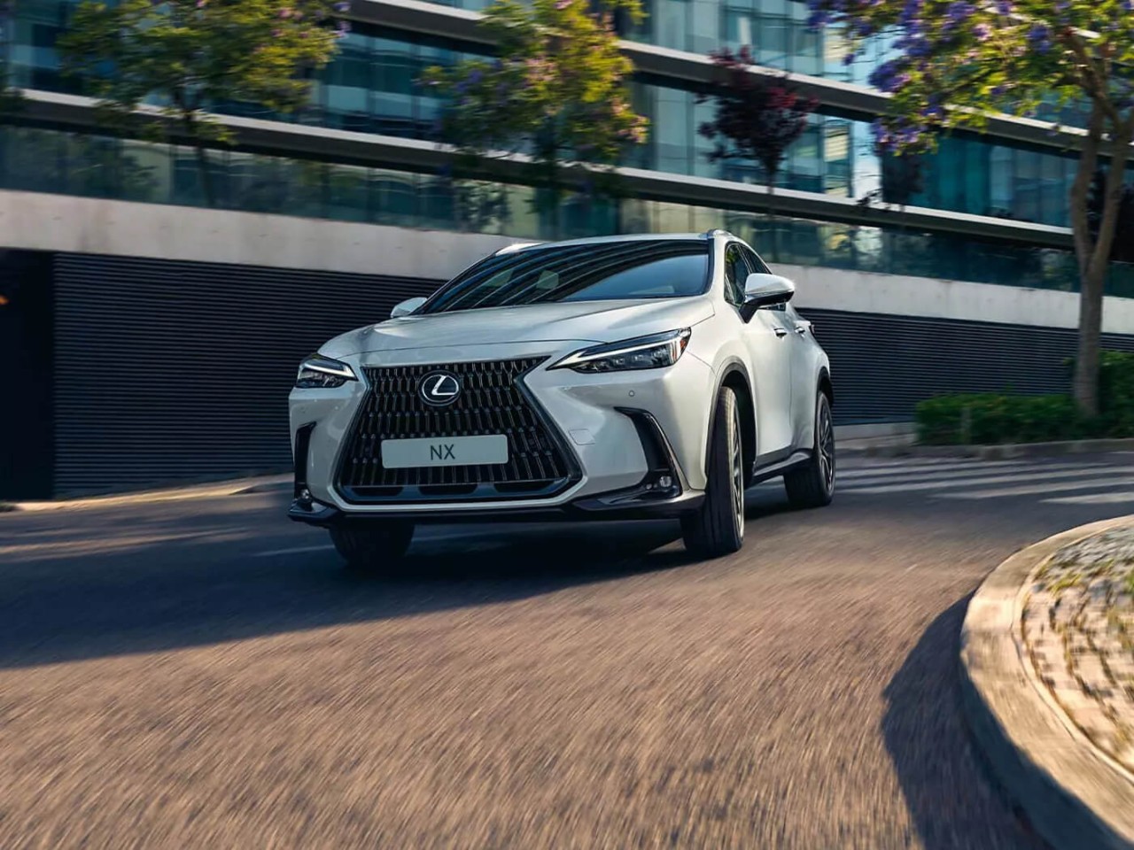 Ein Lexus NX 350h beim Fahren auf einer Straße