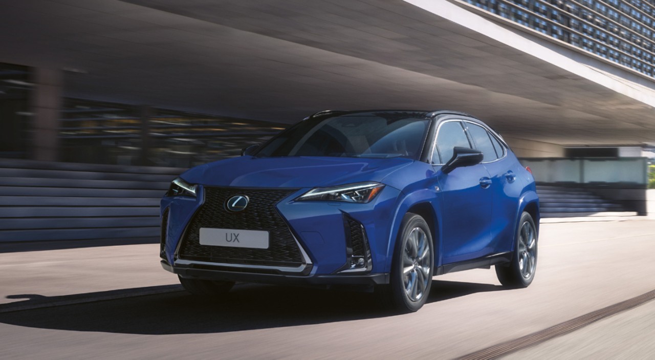 Lexus UX während der Fahrt auf einer Straße