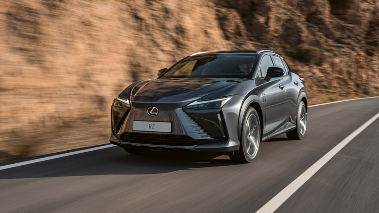 Lexus RZ beim Fahren entlang einer Felswand