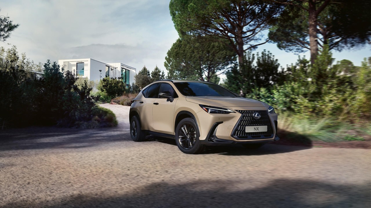 Lexus NX 450h Overtrail an einer Seitenstraße