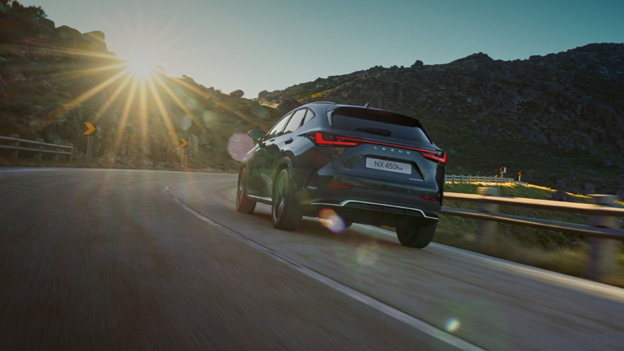 Lexus NX beim Fahren auf einer Straße