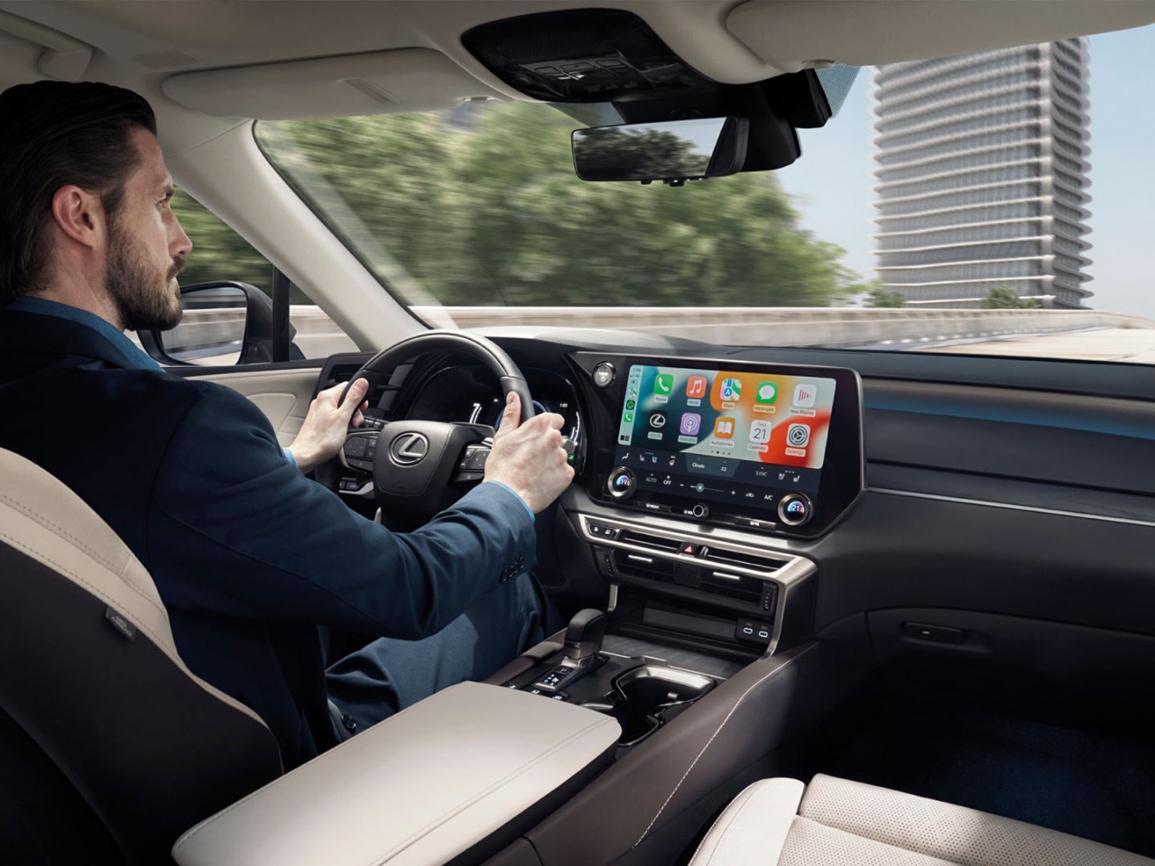 Ein Fahrer bedient das Multimedia Dashboard eines Lexus Wagens